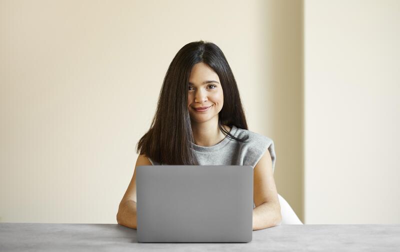 Woman working on laptop - Signagio Features